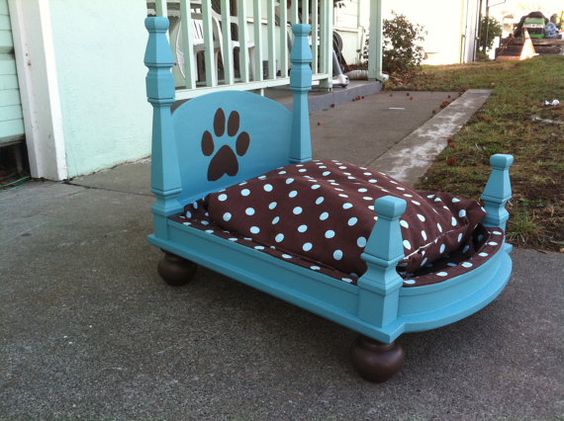 Кровать для собаки из старого стола